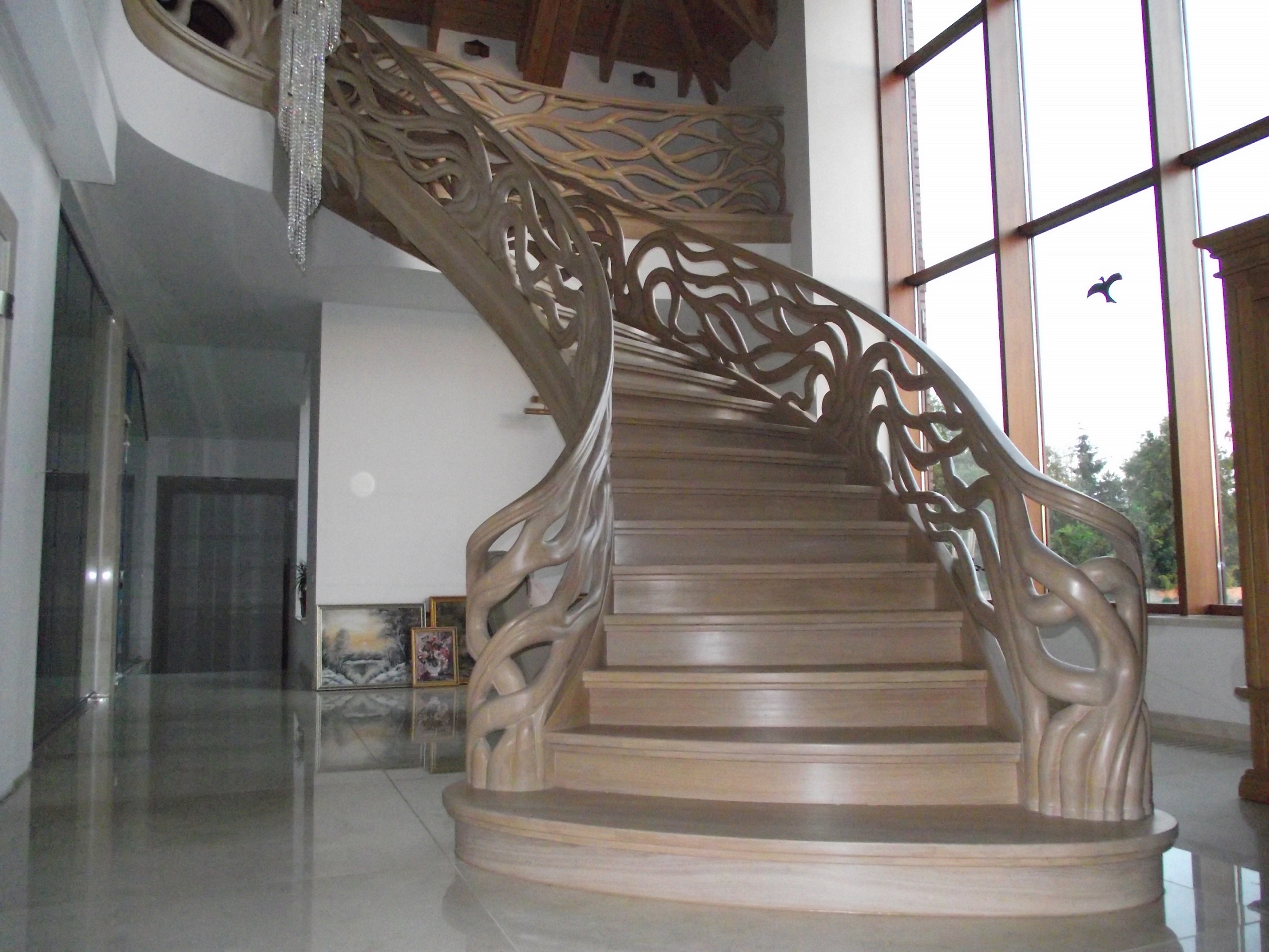 <p>Schody gięte wykonane z drewna dębowego. Balustrada na schodach i galeria na g&oacute;rze ręcznie...